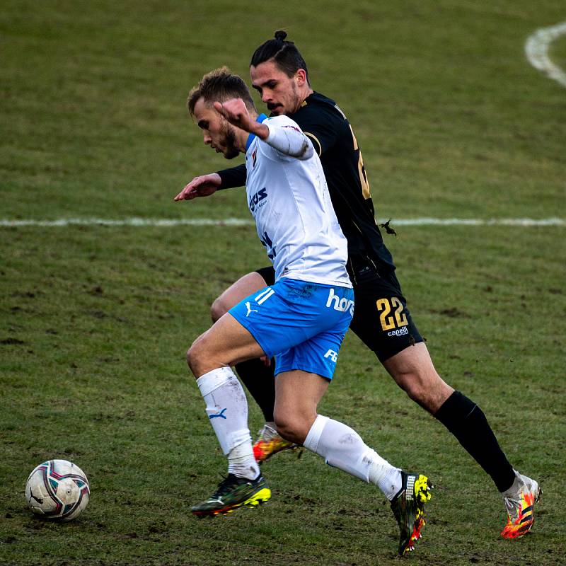 19. kolo utkání Fortuna ligy mezi FC Baník Ostrava a FK Jablonec. Zleva Nemanja Kuzmanovič, Jakub Martinec14. února 2021 v Ostravě - Vítkovicích.