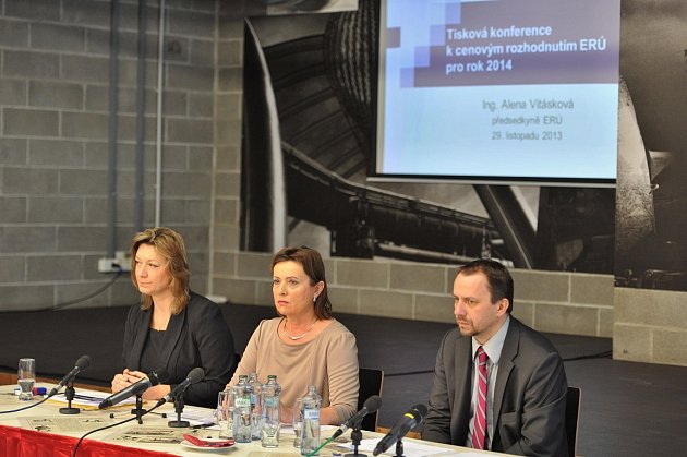 Snímek z tiskové konference Energetického regulačního úřadu v Ostravě. Uprostřed šéfka úřadu Alena Vitásková.