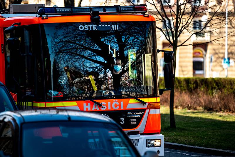 Ostrava v celostátní karanténě, 19. března 2020. Vláda ČR vyhlásila dne 15.3.2020 celostátní karanténu kvůli zamezení šíření novému koronavirové onemocnění (COVID-19). Od 19.3.2020 také povinné nošení roušek na veřejnosti.