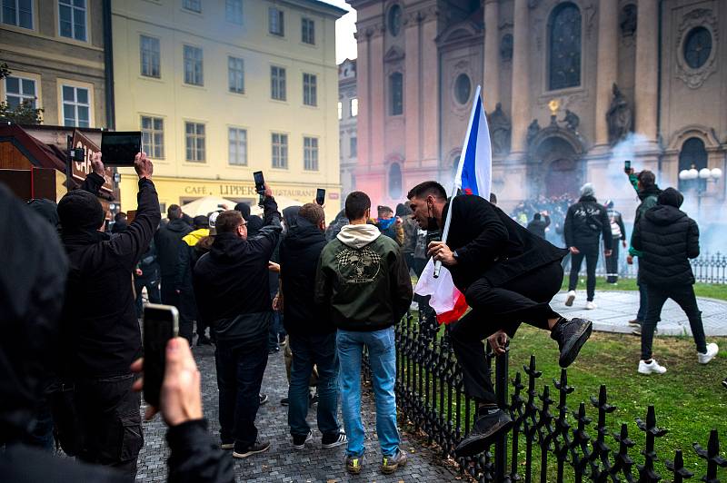 Demonstrace fanoušků v Praze na Staroměstském náměstí se 18. října 2020 po ukončení zvrhla v bitky s policií.