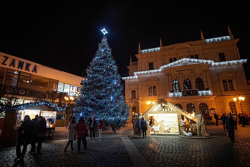 Vánoční strom v Opavě na Horním náměstí.