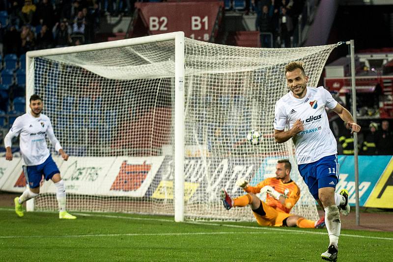 Utkání 16. kola fotbalové Fortuna ligy: FC Baník Ostrava - MFK Karviná, 8. listopadu 2019 v Ostravě. Na snímku zleva Patricio Stronati, Martin Pastornický, Nemanja Kuzmanovič.