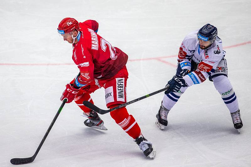 Utkání 53. kola hokejové extraligy: HC Oceláři Třinec - HC Vítkovice Ridera, 8. prosince 2021 v Třinci. Zleva Martin Marinčin z Třince a Rastislav Dej z Vítkovic.