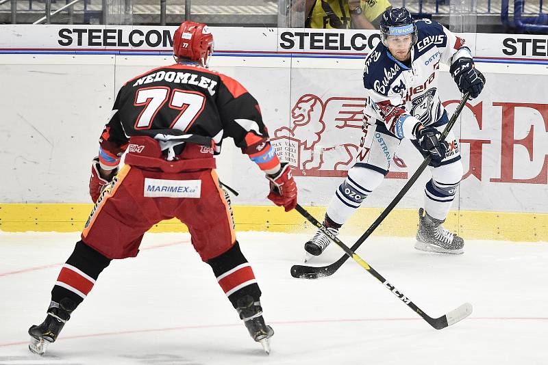 Utkání 13. kola hokejové extraligy: HC Vítkovice Ridera - Mountfield Hradec Králové, 25. října 2019 v Ostravě. Na snímku (zleva) Richard Nedomlel a Jan Schleiss.