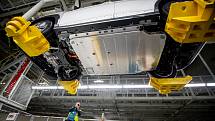 Automobilka Hyundai zahájila v Nošovicích sériovou výrobu elektromobilu Kona Electric, 12. března 2020. Montáž baterie.