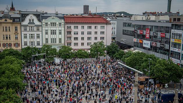 Lidé na Masarykově náměstí protestem vyjadřují nesouhlas s postupem vlády a Krajské hygienické stanice (KHS) v Ostravě, 20. července 2020 v Ostravě.