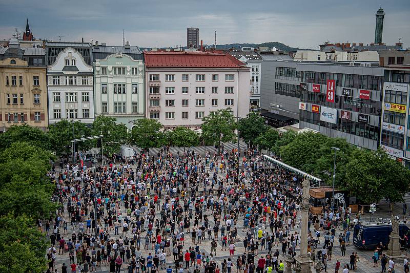 Lidé na Masarykově náměstí protestem vyjadřují nesouhlas s postupem vlády a Krajské hygienické stanice (KHS) v Ostravě, 20. července 2020 v Ostravě.