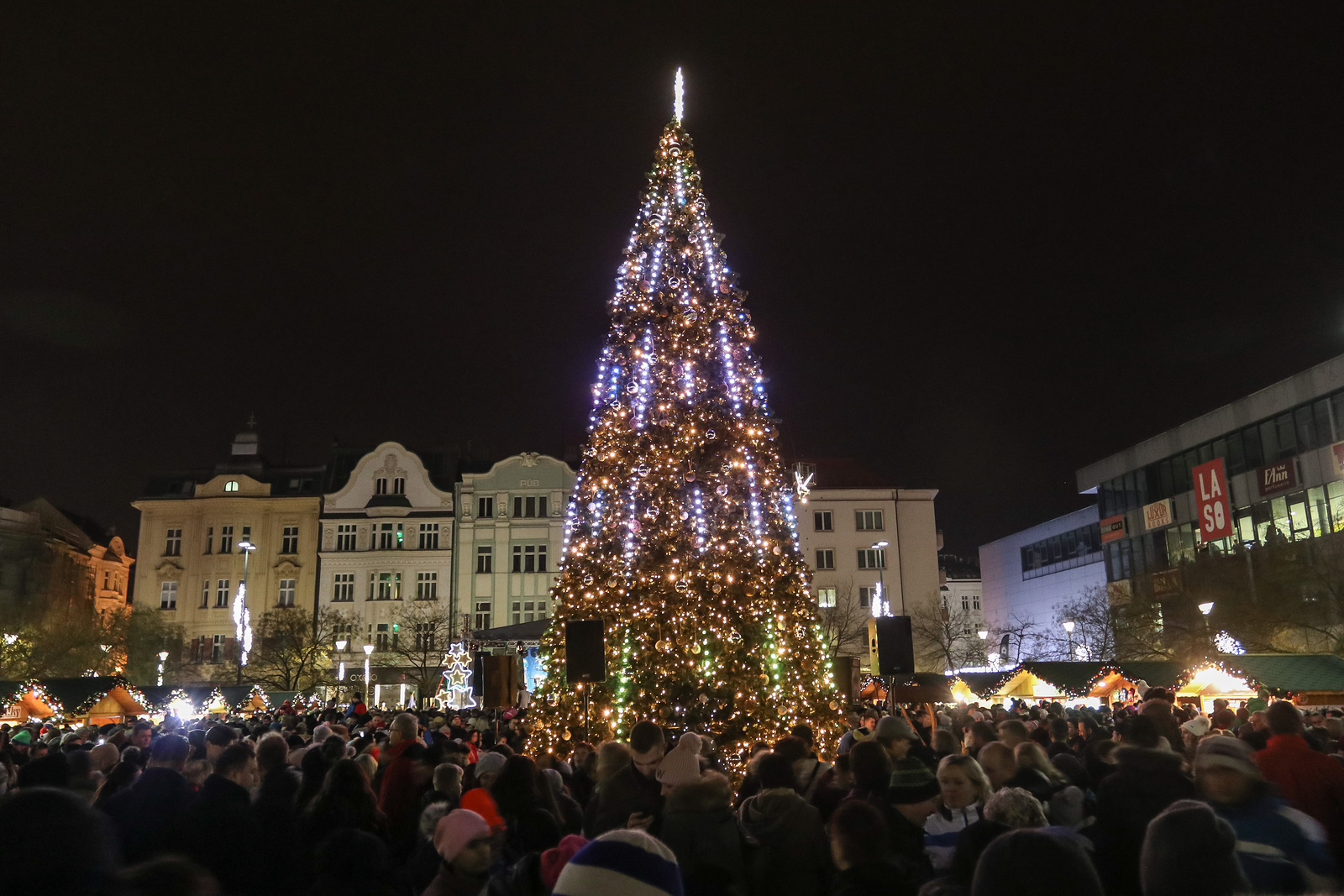 Tisíce lidí na Masarykově náměstí sledovaly rozsvícení vánočního stromu -  Moravskoslezský deník