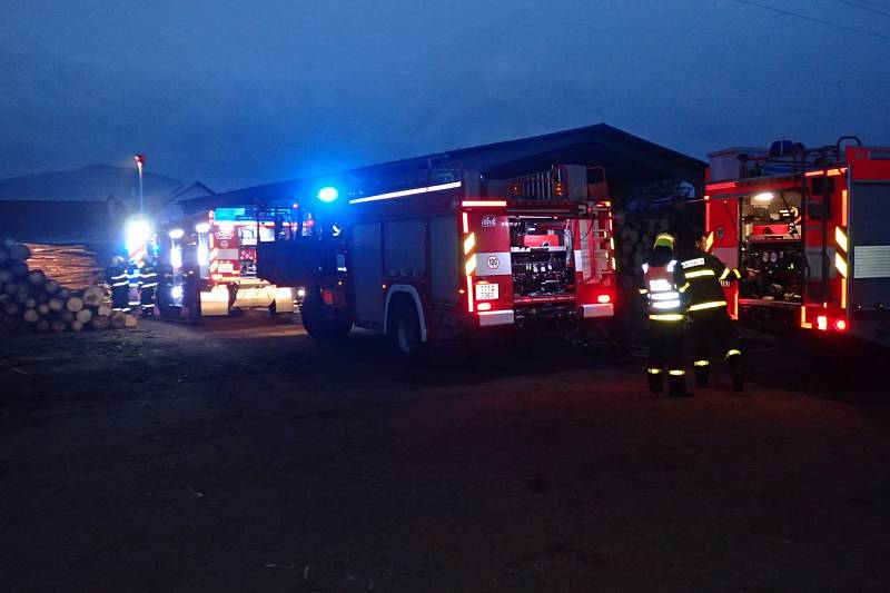 Zásah hasičů u požáru střechy kotelny na velké pile v Bystřici.