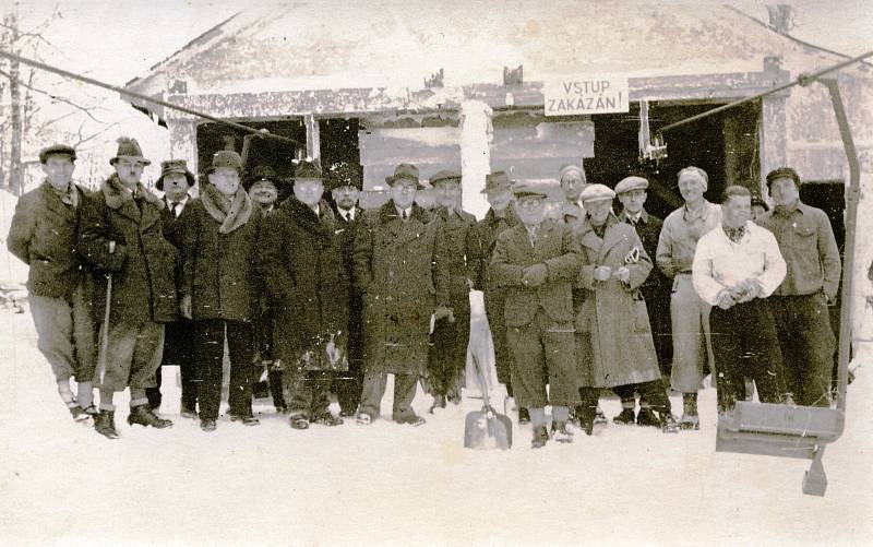 Kolaudační komise stavby lanovky z Trojanovic na Pustevny v roce 1943.