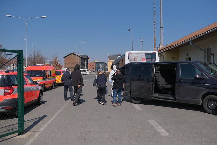 Hasiči už odvezli z Ostravy domů devět desítek cestovatelů ze 198.