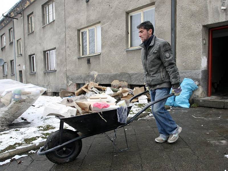 Obyvatelé ostravské osady Liščiny se o víkendu stejně jako loni pustili do velkého jarního úklidu.