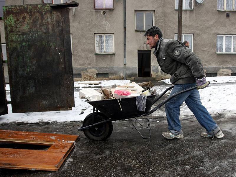 Obyvatelé ostravské osady Liščiny se o víkendu stejně jako loni pustili do velkého jarního úklidu.