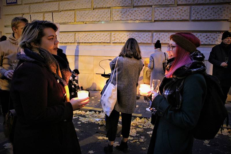 Připomínka Mezinárodního dne studentstva a Dne boje za svobodu a demokracii v podání studentů Ostravské univerzity, Ostrava, 17. 11. 2021.