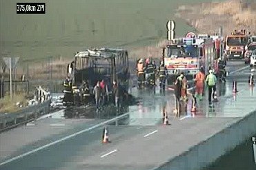 Zásah hasičů u požáru autobusu na dálnici D1 za Bohumínem.