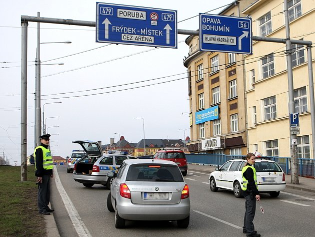  Policisté v neprůstřelných vestách a se samopaly v rukou obsadili ve čtvrtek dopoledne centrum města a všechny výpadovky vedoucí z Ostravy.