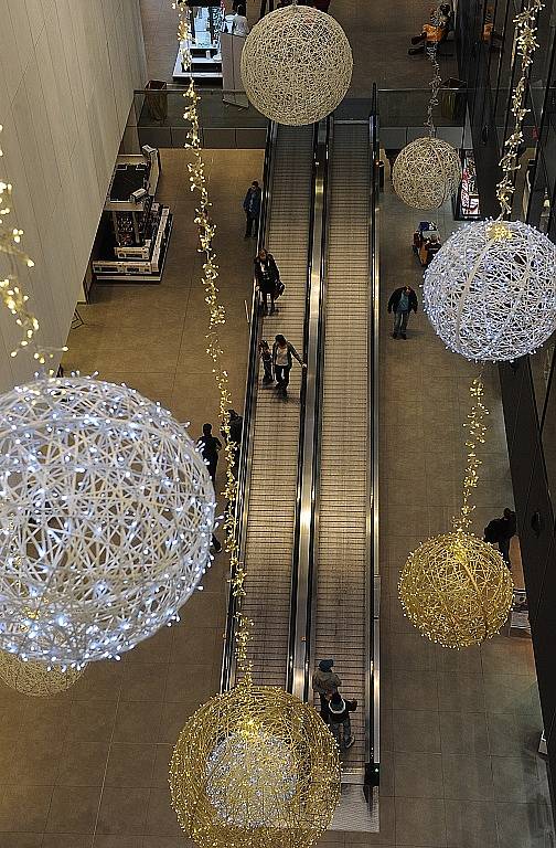 Obchodní centrum Nová Karolina už září vánoční výzdobou.