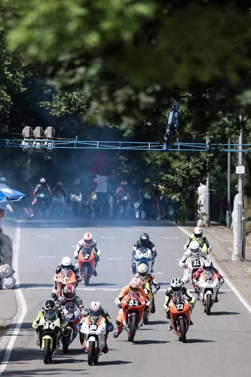 Motocyklové závody na ostravském přírodním okruhu Františka Bartoše. 