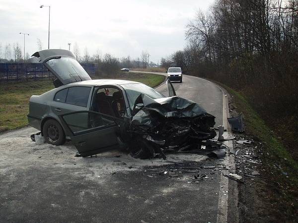 V sobotu před jedenáctou hodinou dopoledne došlo v Ostravě-Porubě na ulici Polanecká k čelní srážce dvou osobních automobilů.