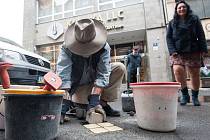 Před domem ve Velké ulici číslo 12 v centru Ostravy byly ve čtvrtek odpoledne položeny další Stolpersteine“, tedy kameny zmizelých.