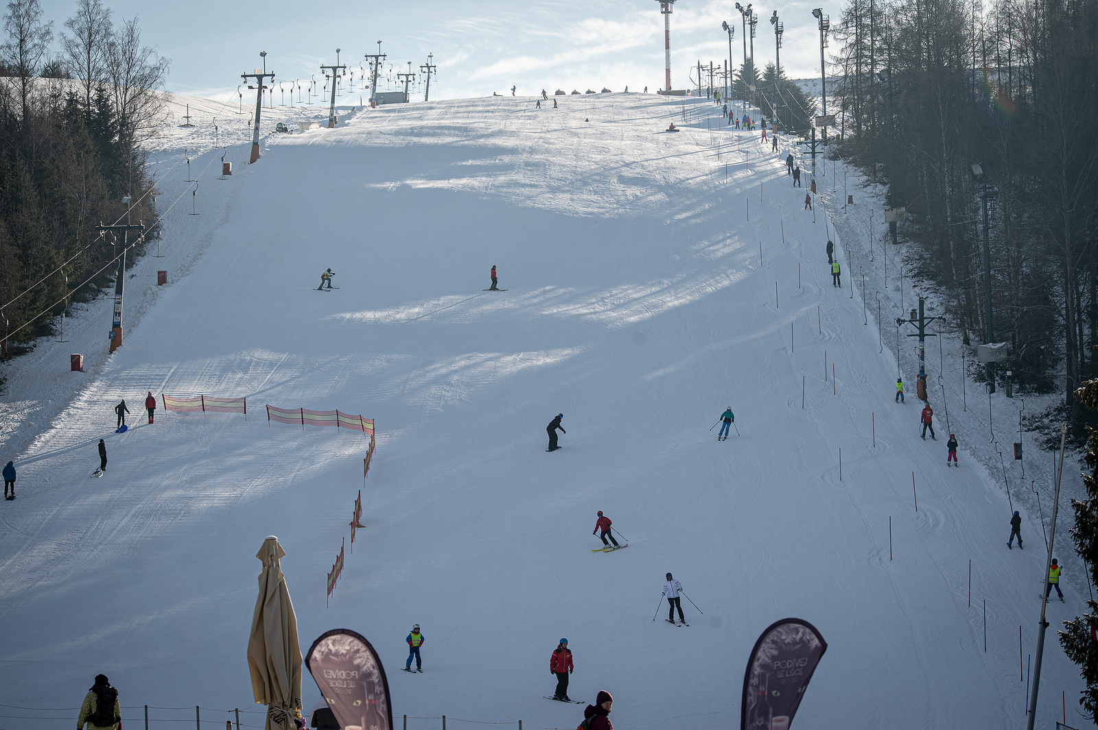 Policie znovu zastavila vleky, lyžaře vozí na Vaňkově kopci rolba -  Moravskoslezský deník