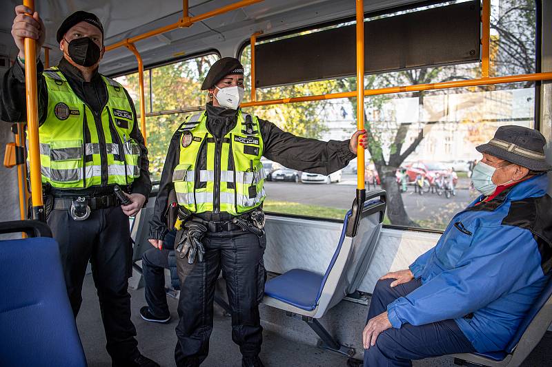 Hlídka Městské policie Ostrava (MPO) kontroluje ve vozidlech Dopravního podniku Ostrava (DPO) povinnost nosit roušky/respirátory, 22. října 2021 V Ostravě.