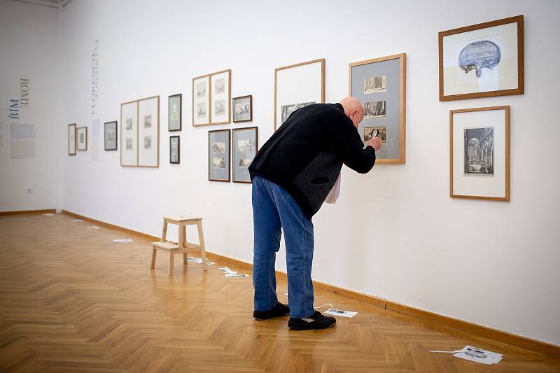 Nová instalace od Jacquese Callota (kreslíř a rytec) v GVUO (Galerie výtvarného umění v Ostravě), 20. ledna 2020 v Ostravě. Na snímku jeden z kurátorů výstavy Jan T. Štefan.