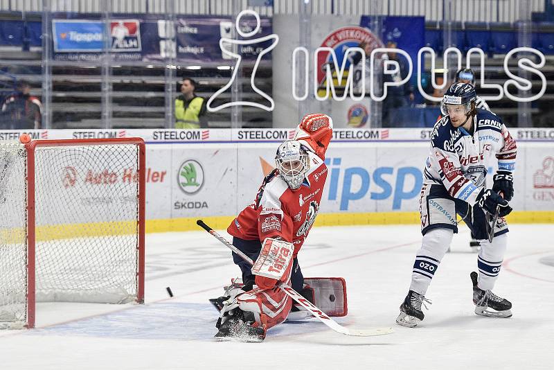 45. kolo hokejové extraligy mezi HC Vítkovice Ridera - HC Dynamo Pardubice v Ostravě dne 14. února 2020. Zleva brankář Pardubic Pavel Kantor a Alexandre Mallet z Vítkovic.