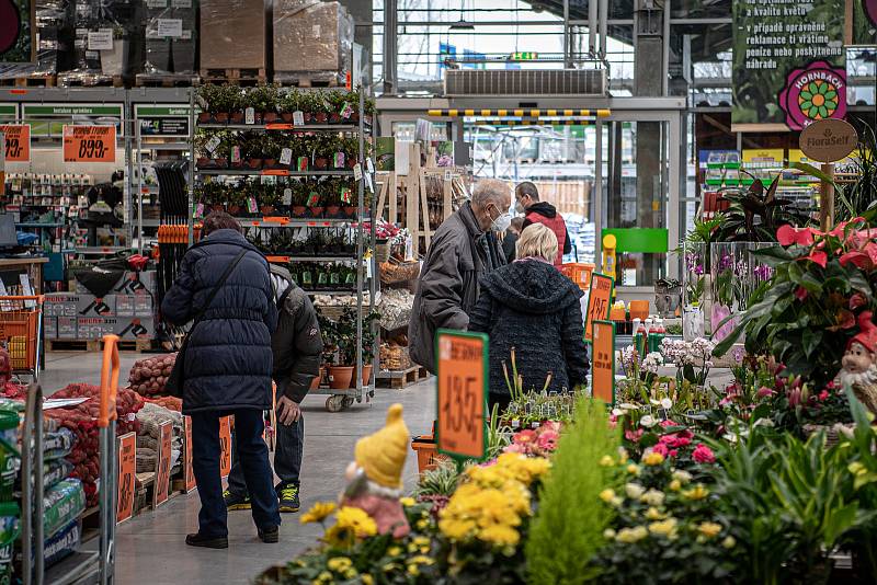 Lidé nakupují v obchodním řetězci Hornbach, 27. února 2021 v Ostravě.
