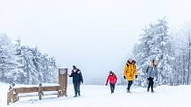 Sněhová nadílka přilákala 9. ledna 2020 návštěvníky na Pustevny v Beskydech.