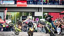 Motoristická akce s názvem Road Circus na ulici Horní v části mezi Dubinou a Bělským lesem. 18. září 2021 v Ostravě.