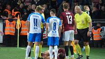 Fotbalisté Baníku Ostrava (v bílém) na Letné, kde remizovali se Spartou 1:1. Podpořit je přijel i početný tábor fanoušků.