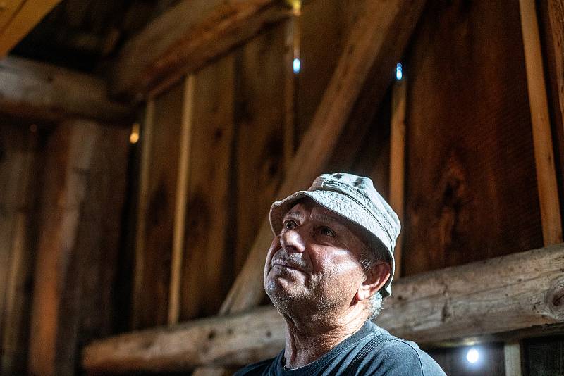 Jan Kandler, majitel partutovického dřevěného větrného mlýna, léto 2021.