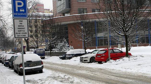 U Žerotínovy ulice i na parkovištích za nákupním centrem Albert poblíž ulice 30. dubna se tento týden objevily značky, které řadu motoristů nepotěšily.