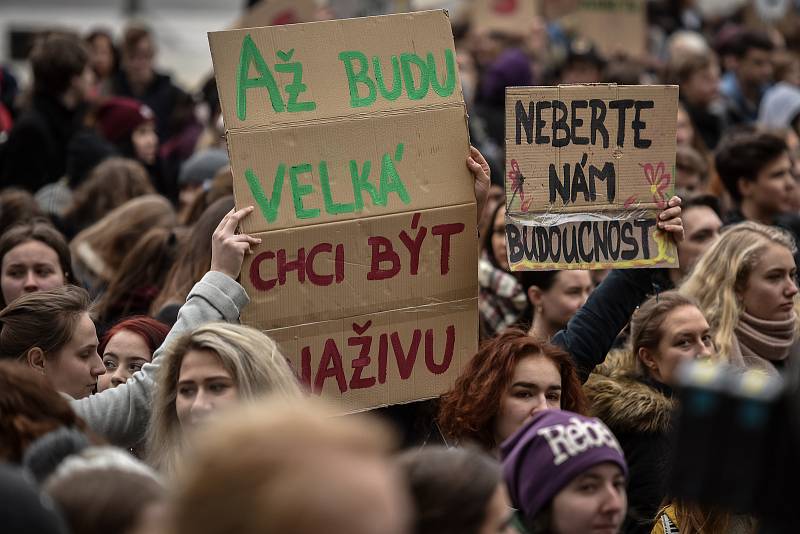 Studenti v Ostravě se 15. března 2019 připojili k celosvětové protestní akci, která má za cíl přimět politiky důsledněji chránit klima a snižovat emise.