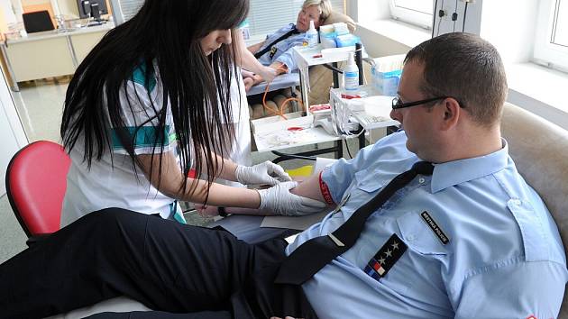 NA PĚT DESÍTEK strážníků ostravské městské policie včera darovalo krev v krevním centru ostravské fakultní nemocnice.