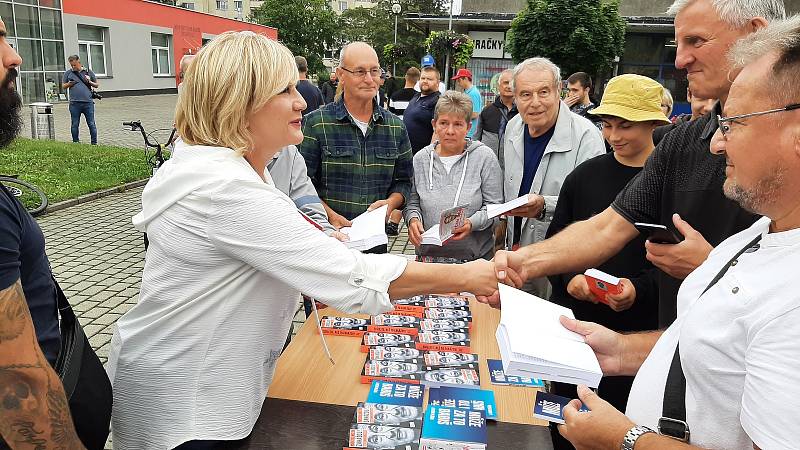 Babišovi příznivci v Moravskoslezském kraji zřejmě hodně čtou, někteří brali knihy po šesti i osmi kusech. Snímek z Babiš tour v MS kraji ve dnech 22. - 24. srpna 2022.