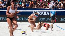 Ženy: Zápas o 3. místo USA - Nizozemsko. FIVB Světové série v plážovém volejbalu J&T Banka Ostrava Beach Open, 2. června 2019 v Ostravě. Na snímku (zleva) Sanne Keizer (NED), Madelein Meppelink (NED), Kerri Walsh Jennings (USA).