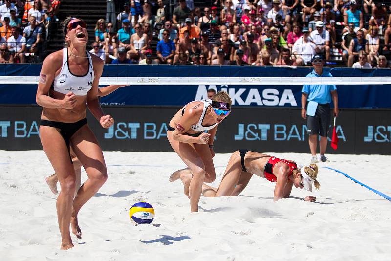 Ženy: Zápas o 3. místo USA - Nizozemsko. FIVB Světové série v plážovém volejbalu J&T Banka Ostrava Beach Open, 2. června 2019 v Ostravě. Na snímku (zleva) Sanne Keizer (NED), Madelein Meppelink (NED), Kerri Walsh Jennings (USA).