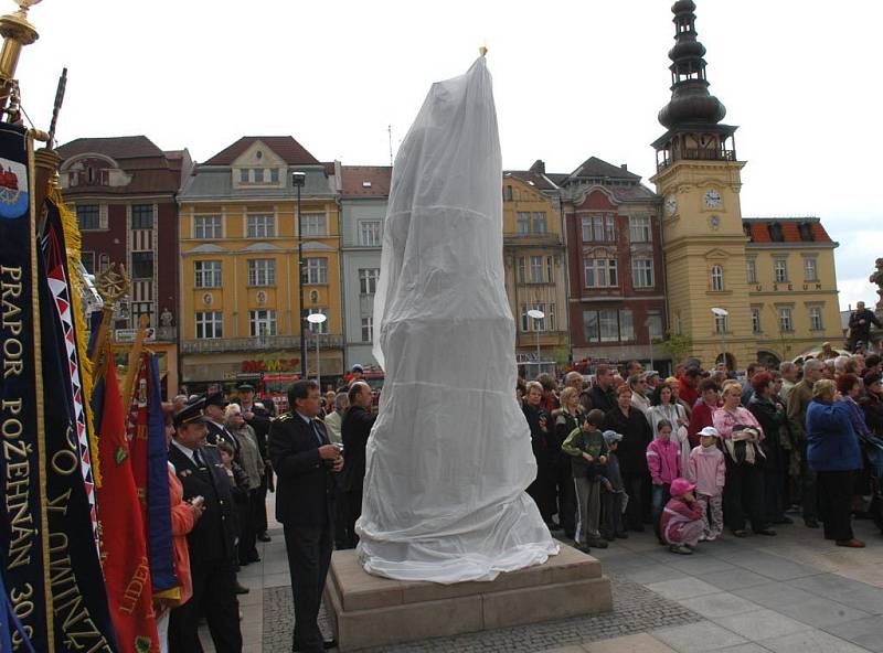 Na Masarykově náměstí v centru Ostravy byla slavnostně odhalena socha sv. Floriána