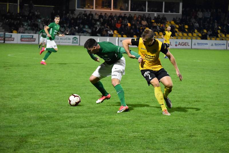 Fotbalisté Petřkovic (ve žluto-černém) při výhře 2:1 v Hlučíně (3. 10. 2020).