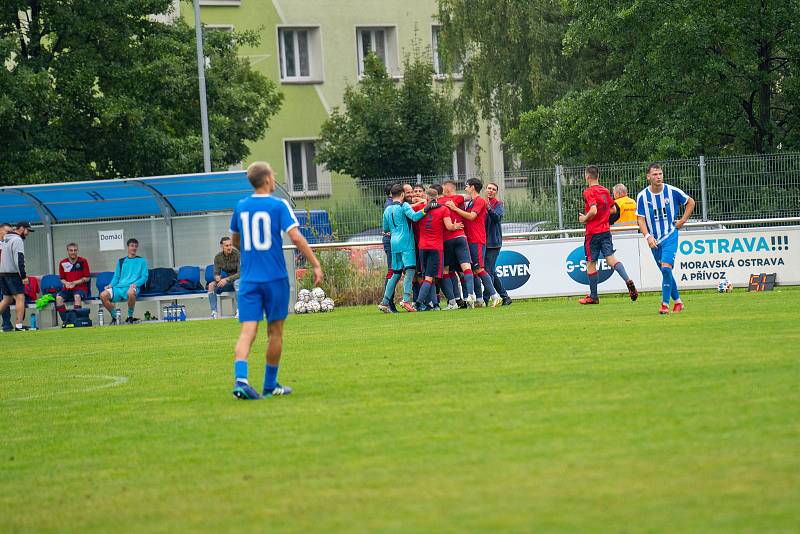 Fotbalisté Hlubiny (v červeném) při utkání s Vítkovicemi.