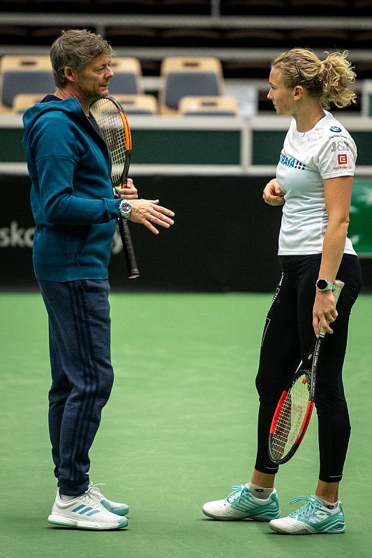 Kateřina Siniaková na tréninku českých tenistek před utkáním 1. kola Světové skupiny Fed Cupu proti Rumunsku, 6. února 2019 v Ostravě.