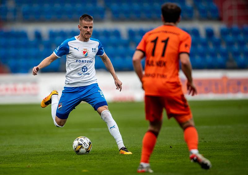 Utkání 14. kola první fotbalové ligy: Baník Ostrava - FK Mladá Boleslav, 29. října 2022, Ostrava. Zleva Jan Juroška z Ostravy a Jakub Fulnek z Boleslavi.