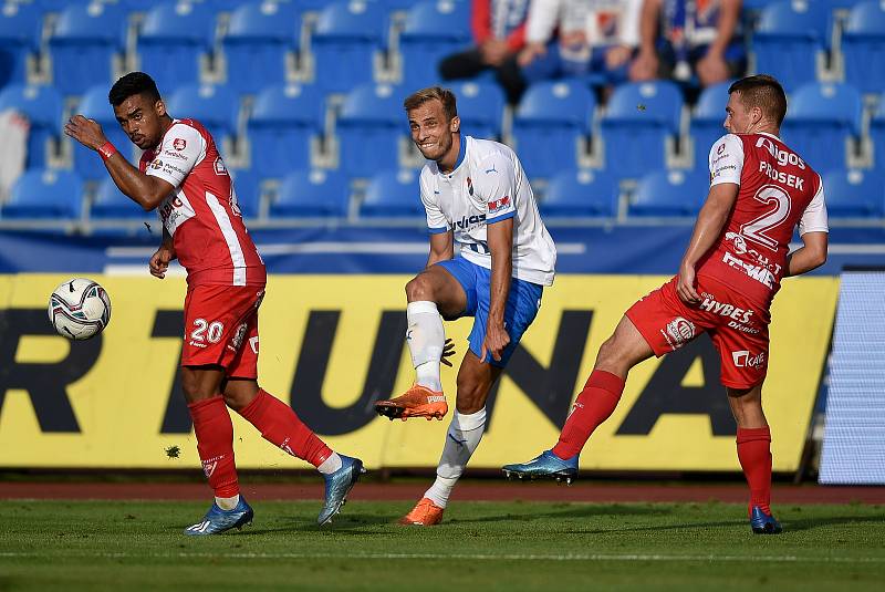 Utkání 4. kola první fotbalové ligy: FC Baník Ostrava - FK Pardubice, 19. září 2020 v Ostravě. Eduardo Lopes Cruz Carlos z Pardubice, Nemanja Kuzmanovič z Ostravy a Jan Prosek z Pardubice.