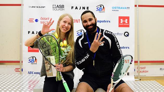 Na mistrovství ČR squashistů v Ostravě Anna Serme a Daniel Mekbib obhájili své tituly a na prstech ukazují, kolik už jich mají celkem.