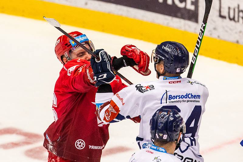 Čtvrtfinále play off hokejové extraligy - 2. zápas: HC Oceláři Třinec - HC Vítkovice Ridera, 20. března 2022 v Třinci. Zleva Marko Daňo z Třince a Patrik Koch z Vítkovic.