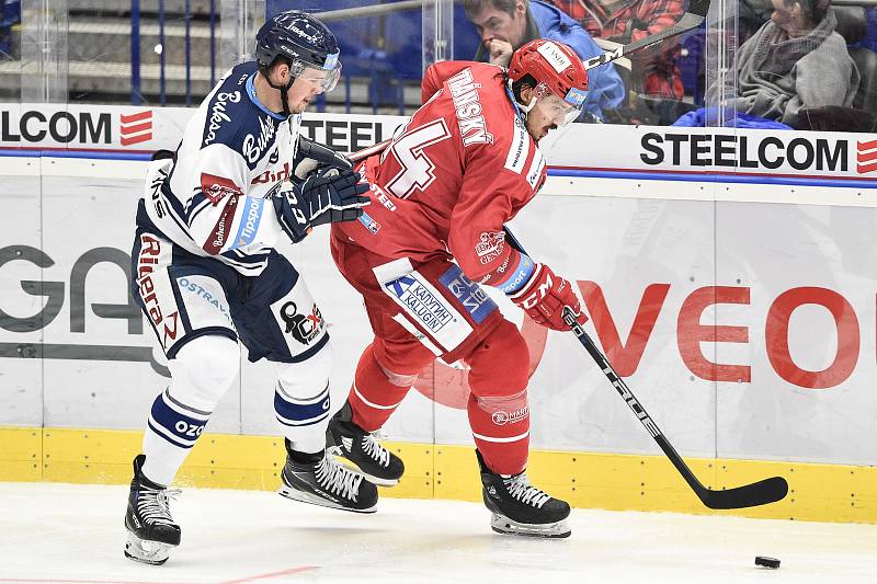 Utkání 7. kola hokejové extraligy: HC Vítkovice Ridera - HC Oceláři Třinec, 3. října 2019 v Ostravě. Na snímku (zleva) Daniel Kurovský a Matěj Stránský.