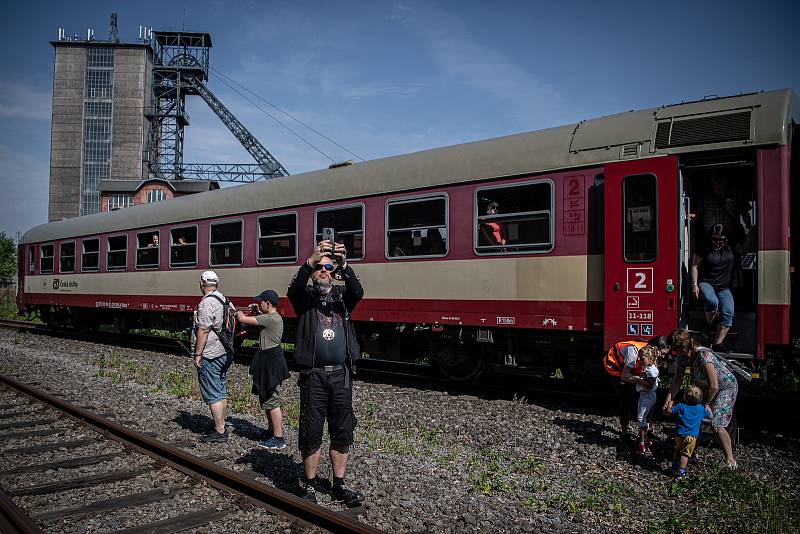 Slezský železniční spolek bude až do září pravidelně o víkendech vypravovat na okružní poznávací jízdy po uhelných vlečkách na Ostravsku a Karvinsku speciální osobní vlaky. Snímek z premiérové výletní jízdy, která se uskutečnila v sobotu 12. června 2021.