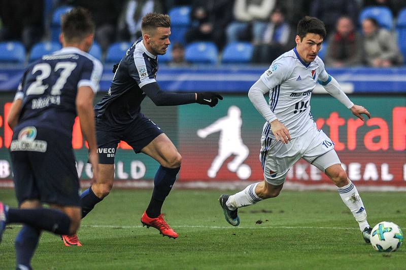 Zápas 17. kola první fotbalové ligy mezi FC Baník Ostrava a 1. FC Slovácko, 17. února 2018 v Ostravě. (zleva) Tomáš Břečka ze Slovácka, Stanislav Hofmann ze Slovácka a Hrubý Robert.